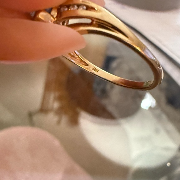 VINTAGE DESIGNER LGL 10K GOLD TRILLION CUT TOPAZ CREATED 
DIAMOND WAVE BAND
RING - Picture 8 of 9